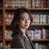 文化解读编辑苏雨桐，日本次文化研究者，温柔气质女性，书架背景